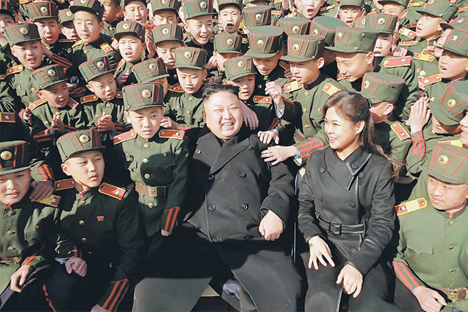  Kim Jong-un melawat Sekolah Revolusi Mangyongdae bersama isterinya dan menanam pokok bersama para pelajarnya sempena Hari Menanam Pokok pada Khamis lalu, dalam gambar serahan KCNA di Pyongyang, kelmarin. — Gambar Reuters