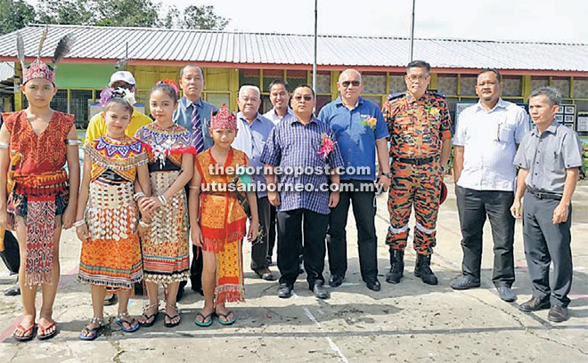  Andar (lima kanan, tengah), Vevien (empat kanan), Jilin (tiga kanan), Deneil (dua kanan), Alfred (eblakang dua kiri, bertali leher) bergambar ketika tiba pada majlis itu.