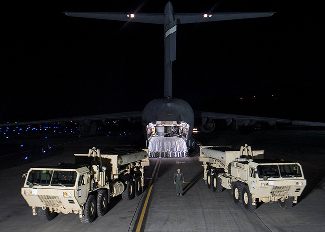  Sistem pertahanan peluru berpandu antibalistik THAAD tiba di Pangkalan Tentera Udara Osan di Pyeongtaek, Korea Selatan kelmarin. — Gambar Yonhap/Reuters