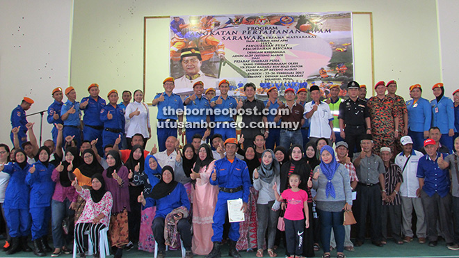  Razaili dan Azwani merakam gambar bersama anggota sukarelawan yang telah berjaya menamatkan kursus pada majlis penutupan Program APM Negeri Sarawak Bersama Masyarakat dan Kursus Asas APM serta Pengurusan Pusat Pemindahan Bencana dekat Dewan Masyarakat Kampung Beladin, baru-baru ini.