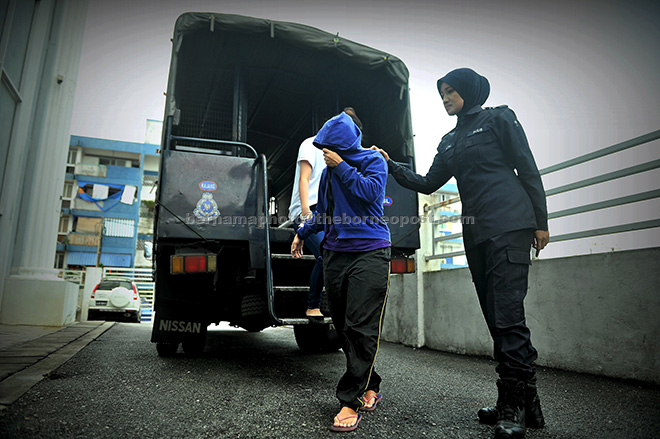  Mastura diiringi anggota polis ke Mahkamah Sesyen di Kajang, semalam berhubung kes bayi lelaki yang baHAru dilahirkan dijumpai cedera di dalam longkang di tempat kerjanya 6 Januari lalu. — Gambar Bernama