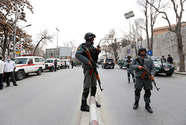  Anggota polis berkawal di tapak letupan dan tembakan di Kabul, Afghanistan semalam. — Gambar Reuters