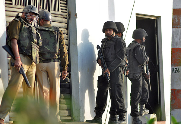  Anggota polis dan Skuad Anti Pengganas (ATS) berkawal di luar sebuah rumah di mana seorang suspek disyaki pro-IS sedang bersembunyi di Lucknow, India kelmarin. — Gambar Reuters