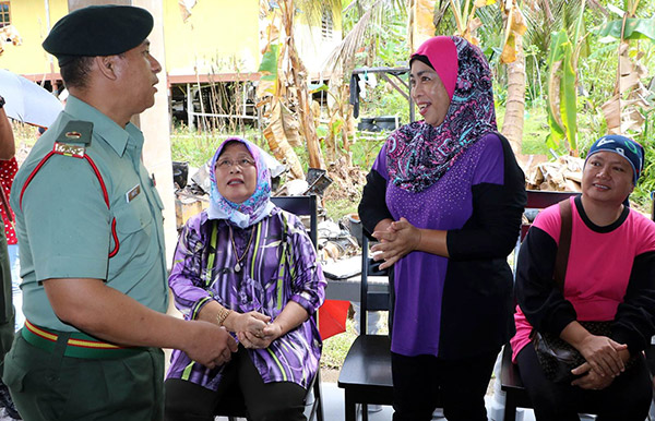  Azman bertemu Piot semasa mengadakan lawatan sempena Program Jiwa Murni ATM 2017 di Kampung Pinang Jawa, Kuching baru-baru ini.