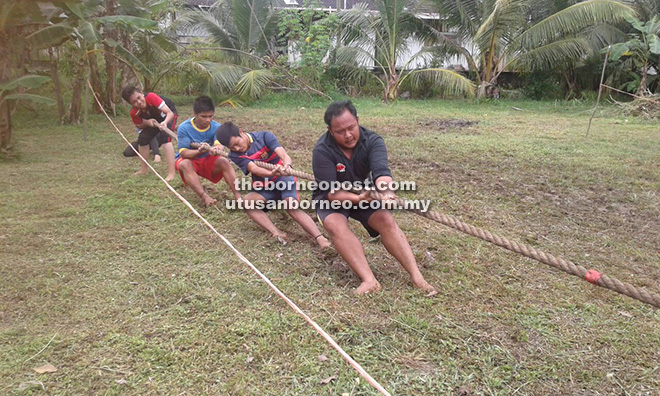  Para peserta pertandingan tarik kalat menarik tali sekuat hati.