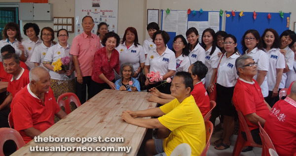  Kong (enam kiri), Yap (lapan kanan) dan ahli-ahli Bahagian Wanita SUPP Senadin bergambar bersama penghuni Home For The Aged Miri. Turut kelihatan ialah Yee (lima kiri).