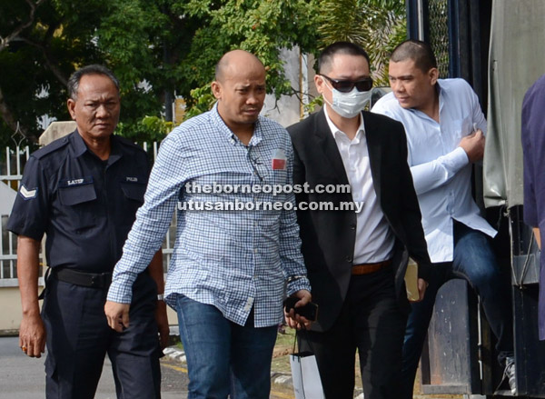  Tiga daripada tertuduh iaitu (dari kiri) Lie Chang Loon, Stephen Lee dan Mohamad Fitri dieskot keluar dari kenderaan polis Blackmaria  menuju ke Kompleks Mahkamah Miri pagi semalam.