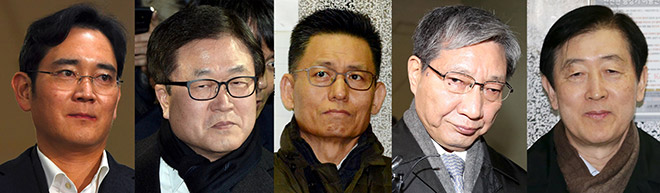  Kombinasi gambar fail menunjukkan (dari kiri) Lee, presiden Samsung Electronics Park Sang-jin dan naib presiden eksekutifnya Hwang Sung-soo serta presiden Samsung Group Chang Choong-ki dan naib pengerusinya Choi Gee-sung. — Gambar AFP/Reuters