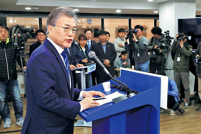  Moon bercakap semasa sidang akhbar di Seoul, semalam. — Gambar AFP