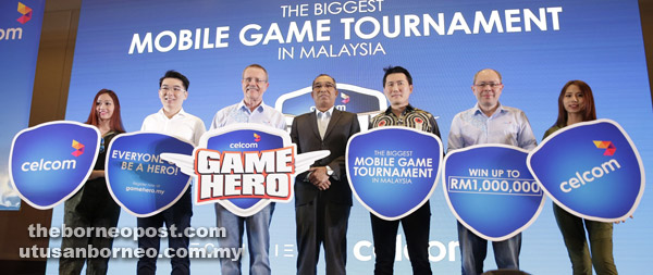  Salleh (tengah) pada majlis pelancaran Celcom Game Hero.