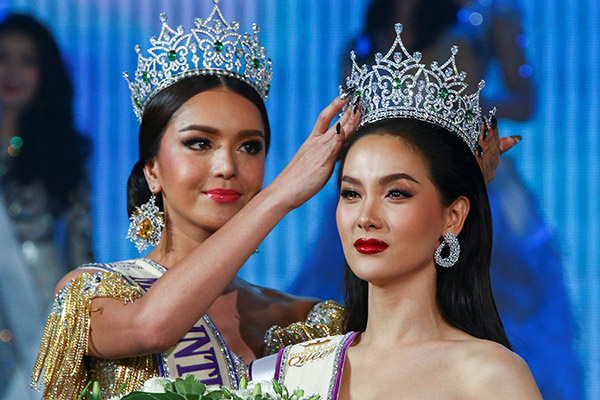  Jiratchaya teruja (kanan) sewaktu dinobatkan sebagai juara pada pertandingan ratu cantik Miss International Queen 2016 di Pattaya, Jumaat lalu. — Gambar Reuters