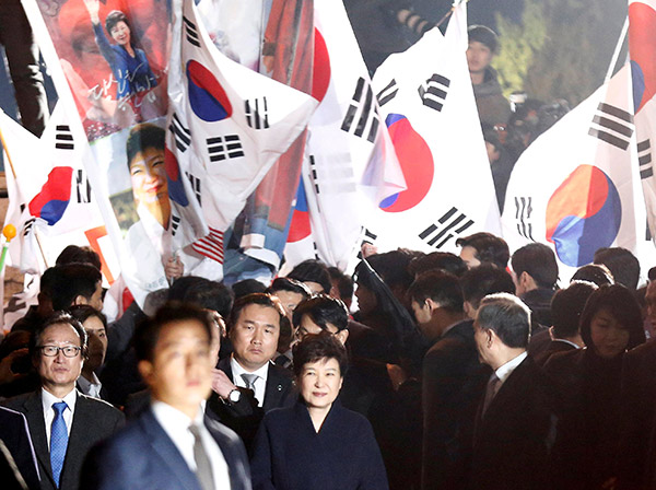  Park bertegur sapa dengan para penyokongnya sejurus tiba di kediaman peribadinya di Seoul, semalam. — Gambar Reuters