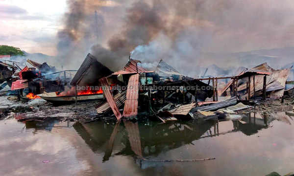  Sebahagian daripada rumah setinggan di Kampung Muhibbah Likas yang musnah dalam satu kebakaran semalam. — Gambar Bernama 