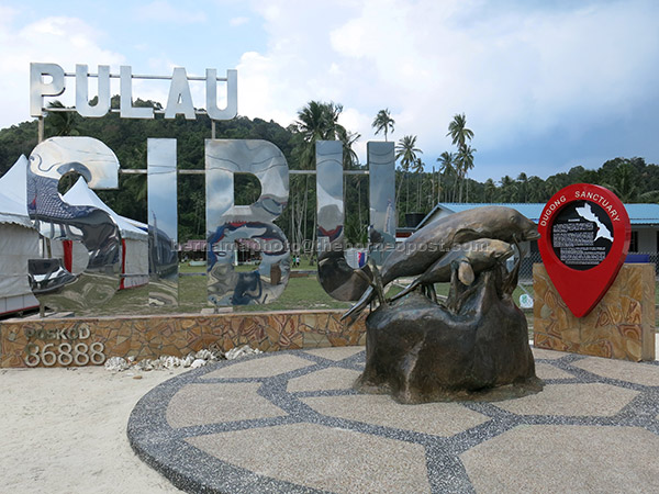  Monumen dugong di Pulau Sibu yang dibina Perbadanan Taman Negara Johor pada 2016 sebagai lambang perasmian Projek Santuari Dugong Johor. Corak tapak monumen tersebut diilhamkan daripada pola bekas ragutan pemakanan dugong. — Gambar Bernama