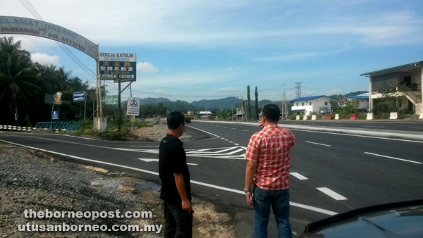  Terrance (membelakang, kanan) meninjau simpang jalan di Kampung Limbanak bersama Tony (kiri).