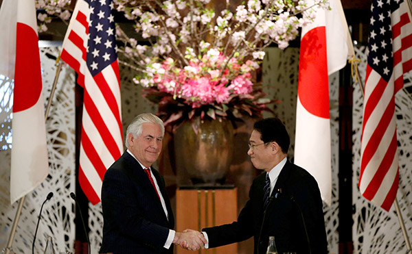  Tillerson (kiri) berjabat tangan dengan Kishida pada sidang media bersama selepas pertemuan mereka           di rumah tetamu Iikura di Kementerian Luar Negara di Tokyo, Jepun semalam. — Gambar Reuters