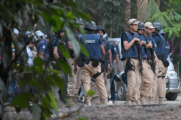  Anggota pasukan keselamatan Bangladesh dilihat bersedia untuk menyerbu sebuah rumah di mana kumpulan pelampau Islam disyaki bersembunyi di Chittagong kelmarin. — Gambar AFP