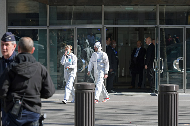  Anggota pasukan Forensik Polis dilihat meninggalkan pejabat IMF di Paris kelmarin selepas satu bom surat meletup                            di dalam bangunan tersebut, menyebabkan seorang setiausaha IMF tercedera. — Gambar AFP