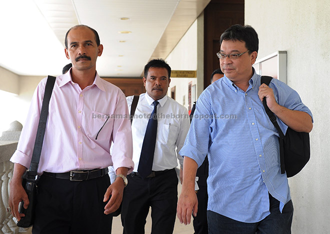  Peguam hartanah Yuen Kwong Wai, 52, (kanan) mengaku tidak bersalah di Mahkamah Sesyen Kuala Lumpur semalam atas tiga pertuduhan pecah amanah bagi wang jualan hartanah berjumlah lebih RM500,000 milik pelanggannya, dua tahun lalu.  — Gambar Bernama