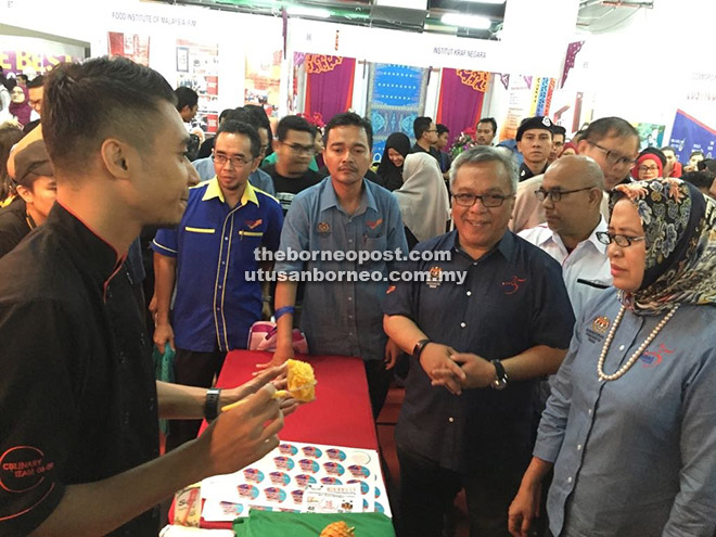  Siti Hamisah bersama Kadim ketika mendengar penerangan daripada salah seorang wakil politeknik semasa Karnival Pendidikan Tinggi Negara di Kuching semalam.