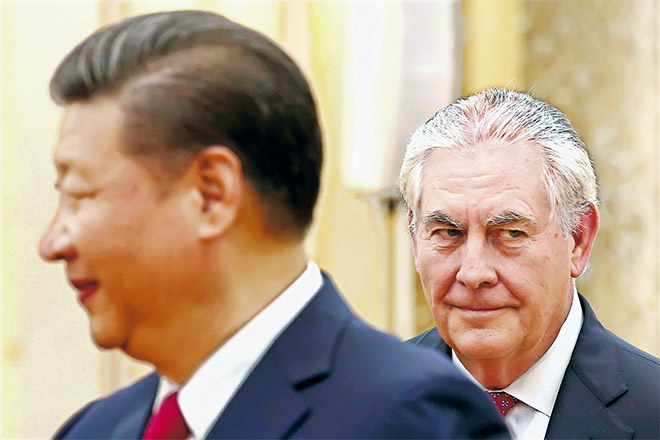  Xi (kiri) bertemu Tillerson di Dewan Agung Rakyat di Beijing, semalam. — Gambar Reuters