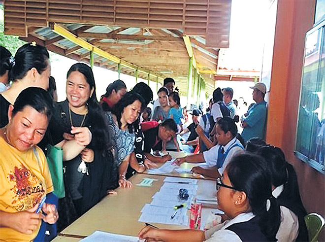  Pendaftaran oleh ibu bapa pelajar di SMK Taman Tunku, Miri.