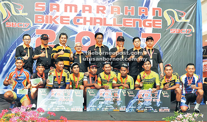  Abdul Karim (belakang empat kanan) ditemani (dari tiga kanan) Mohd Ainie, Mohammad Ali, Idris dan Ibrahim serta tetamu lain bersama pemenang Samarahan Bike 2017 semalam.