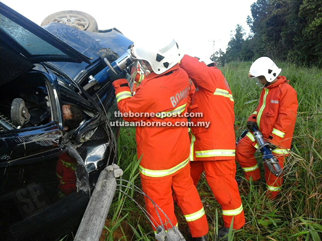  Anggota bomba berusaha mengeluarkan mangsa kemalangan.