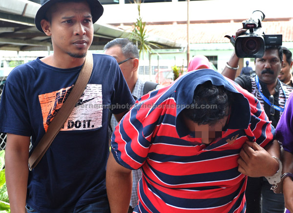  Seorang lelaki dibawa ke Mahkamah Majistret Ipoh semalam untuk melanjutkan tempoh tahanan reman selama seminggu bermula hari ini bagi membantu siasatan kes kematian seorang ibu tunggal di Taman Dato Lew Yap Sip, Ampang, Isnin lalu. — Gambar Bernama