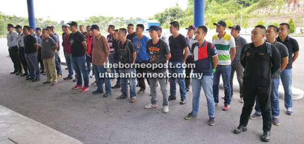  Anggota polis mendengar taklimat sebelum operasi bersepadu dijalankan di Kampung Pahlawan, Limbang kelmarin.