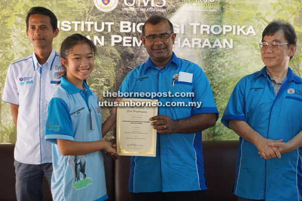  Charles (dua kanan) menyampaikan sijil penyertaan kepada salah seorang peserta program berkenaan.