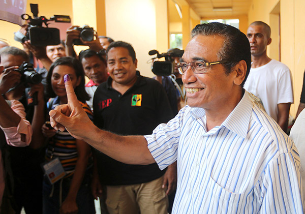  Guterres menunjukkan jarinya yang dicelup dakwat sejurus mengundi di Dili, semalam. — Gambar Reuters