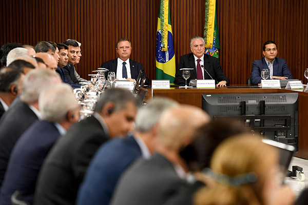  Temer (tengah), Menteri Pertanian Blairo Maggi (kiri) dan Menteri Perdagangan dan Industri Marco Pereira (kanan) bertemu dengan duta-duta dari negara yang mengimport daging Brazil di Istana Planalto di Brasilia, kelmarin. — Gambar AFP