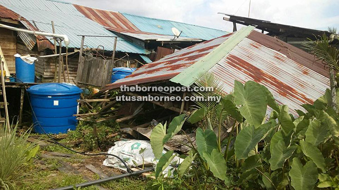  Bahagian dapur rumah panjang yang mengalami runtuhan teruk.