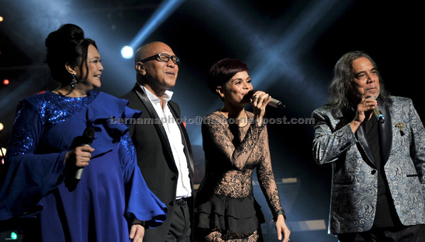  Gabungan empat penyanyi yang mempunyai suara mantap iaitu (dari kiri) Datuk Khatijah Ibrahim, Datuk Hattan, Jaclyn Victor dan Datuk Ramli Sarip di dalam sebuah konsert Muzik4Humanity di Istana Budaya baru-baru ini. — Gambar Bernama