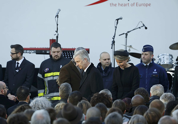  Philippe diiringi Mathilde sebaik tiba di Lapangan Terbang Zaventem di Brussels, semalam untuk menghadiri upacara peringatan tahun pertama serangan berkembar yang mengejutkan Belgium. — Gambar Reuters