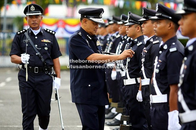  Aziz semasa memeriksa barisan kawad anggota sempena  Sambutan Peringatan Hari Polis Ke-210 di IPK, semalam.