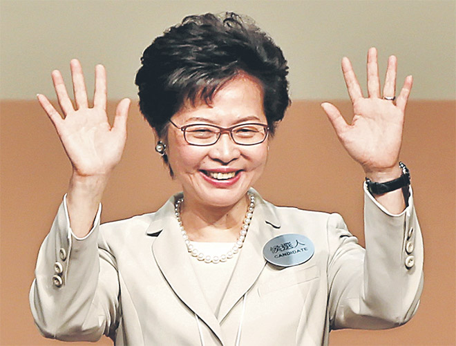  Lam melambaikan tangan tanda gembira selepas diumumkan memenangi pilihan raya bagi jawatan pemimpin Hong Kong. — Gambar Reuters