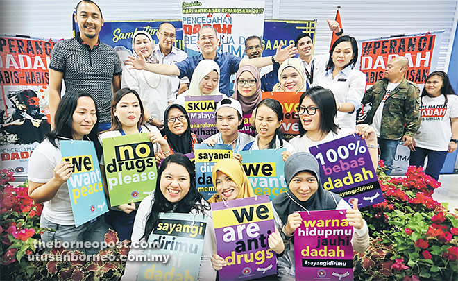  Fadillah (tengah), Fazzrudin (belakang kiri) dan Hasidah merakamkan gambar bersama sukarelawan belia Sarawak yang komited untuk memerangi dadah habis- Gejala salah guna dadah masih habisan, semalam.  