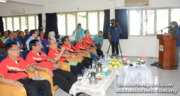  Uggah (tiga kiba), disempulang (ari kiba), Julaihi, Dr Abdul Rahman, Hasbi enggau Paulus lebuh mendingka penerang ari Rosahhajah ba Palan Betanam Betupi Kabong.