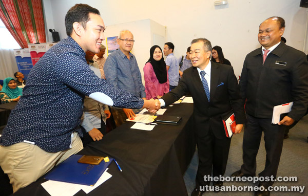 APA KHABAR?: Naroden ditemani Tengku Azmi (kanan) beramah mesra dengan peserta Seminar Transformasi Perusahaan Kecil dan Sederhana 2017 di Kuching, semalam.