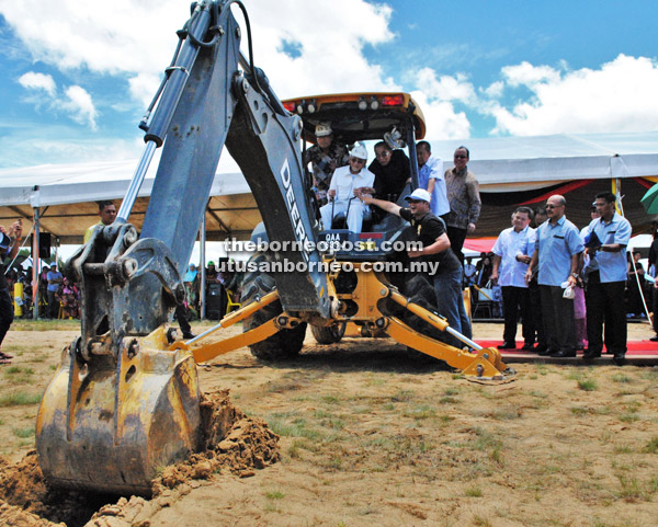  Taib menyempurnakan upacara pecah tanah Tapak Perindustrian, Kuala Rajang Industrial Synergy Sdn Bhd (KRIS) dan Kompleks Penyimpanan Pukal serta jeti Ascent Industrial Complex (AIC) Sdn Bhd di Kuala Rejang, Tanjung Manis, semalam. Sementara (atas, dari kiri) Jahar, Len dan yang lain melihat sama.