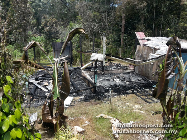  Kebakaran rumah kayu di Sungai Baron, dekat Sarikei semalam.