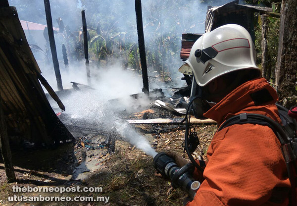  Rumah kayu lama di Sungai Baron, Sarikei ranap, jalan sempit sukarkan usaha bomba.