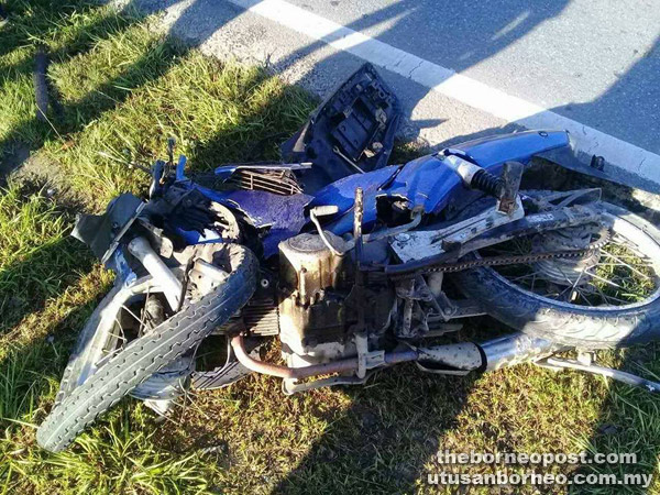  Keadaan motosikal mangsa tersadai di tepi jalan sejurus kemalangan.