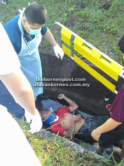  Unit Ambulans Bintulu dan pegawai perubatan dari Hospital Bintulu berusaha menyelamatkan mangsa.