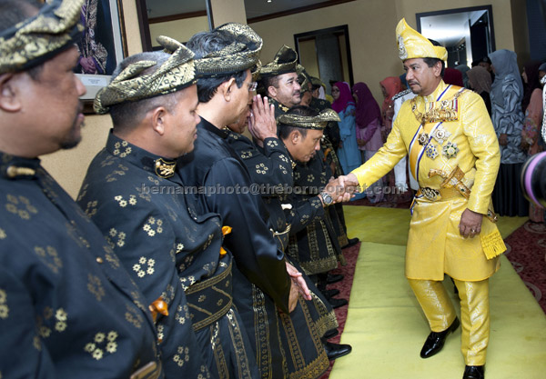  Sultan Mizan (kanan) berkenan bersalaman dengan sebahagian Anggota Dewan Undangan Negeri Terengganu selepas merasmikan Istiadat Pembukaan Persidangan Penggal Kelima Dewan Undangan Negeri Terengganu Ke-13 di Wisma Darul Iman semalam. — Gambar Bernama