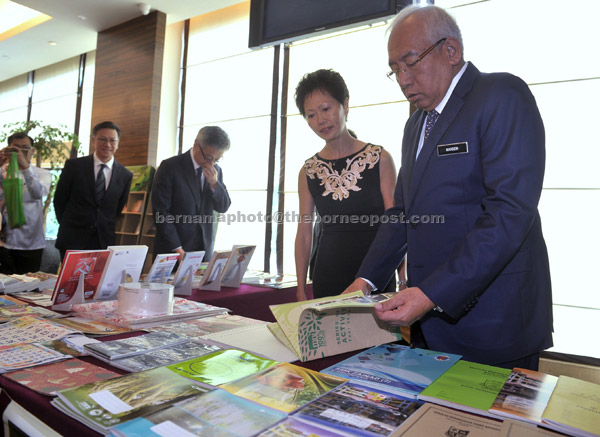  Mahdzir (kanan) bersama Pemangku Ketua Pegawai Eksekutif Malaysian Newsprint Industri Wong Pek Yee melihat buku-buku yang dihasilkan daripada kertas kitar semula selepas melancarkan Kempen Penggunaan Kertas Kitar Semula di Kuala Lumpur, semalam. — Gambar Bernama