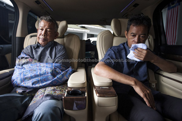  Tayudin (kanan) dan Abd Rahim selepas majlis penyerahan kepada keluarga masing-masing di kediaman Perdana Menteri di Taman Duta semalam. — Gambar Bernama