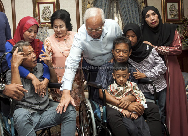  Najib bersama isteri Rosmah bertanyakan keadaan bekas tawanan yang diculik di Filipina, Abd Rahim (kiri) dan Tayudin selepas majlis penyerahan kepada keluarga masing-masing di kediaman Perdana Menteri di Taman Duta semalam. — Gambar Bernama